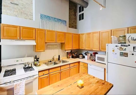 5th image of 226 N Clinton St APT 106