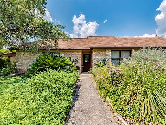 5th image of 320 Live Oak Dr