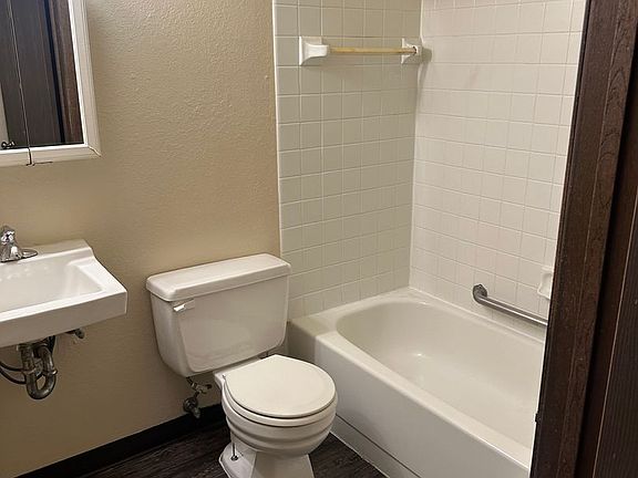 5th image of 200 5th Ave N APT 105