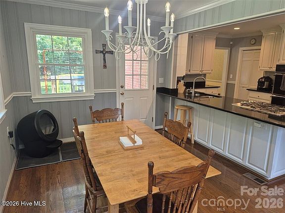 5th image of 215 Biscoe Road