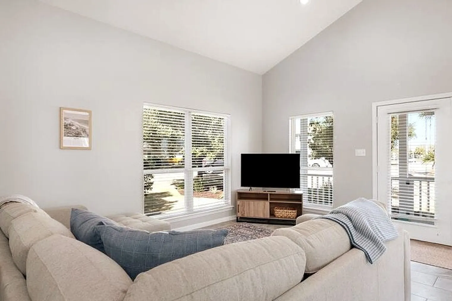 3 bed, 2.0 bath, 1496 sqft, $7,394 — Photo 4