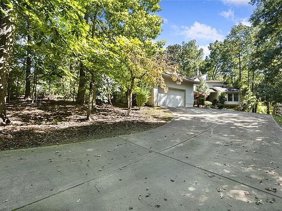 3rd image of 2790 Meadow Dr