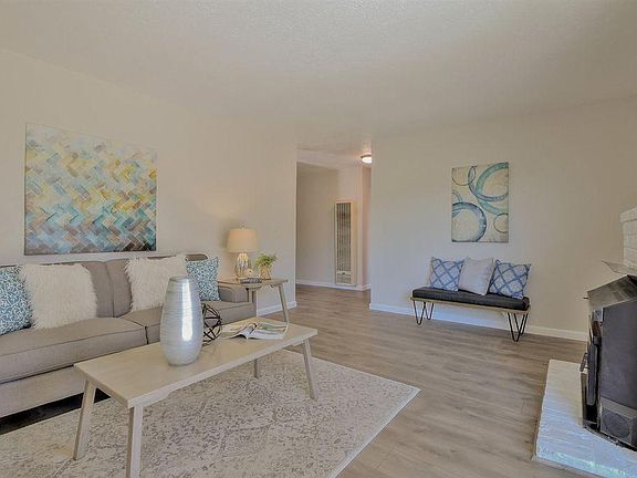 3rd image of 6562 Fountaine Ave