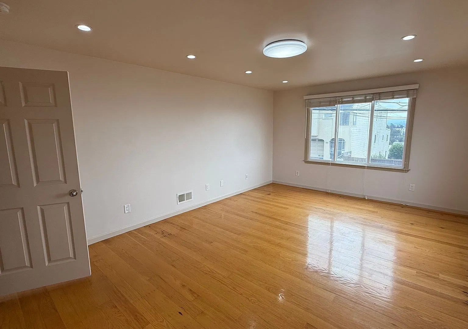 Epic REA - Great View Home, 4 BR+Bonus Room/2 BA w/Parking — Photo 3