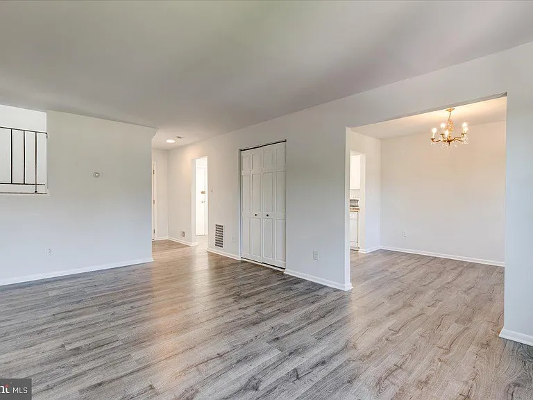 6th Pl NE — Photo 2