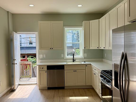 4th image of 303 Whitridge Ave