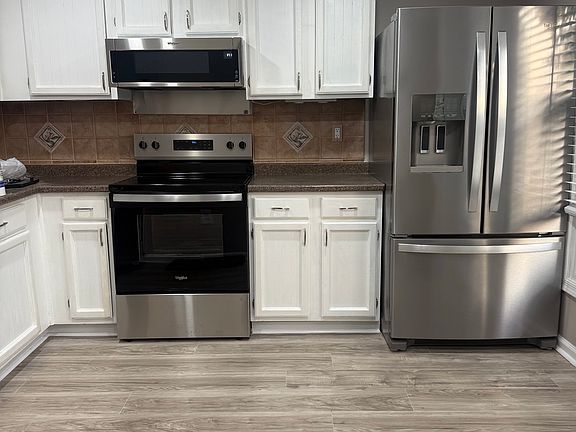 Freshly painted all new flooring and all new stainless steel fridge, microwave, dishwasher and stove