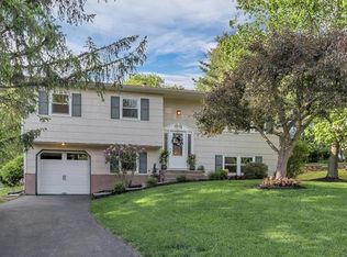 10 Letts Cir, Monroe, NY 10950