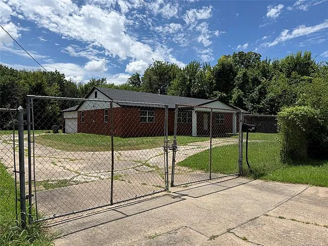 1146 E 50th Pl N — Photo 2