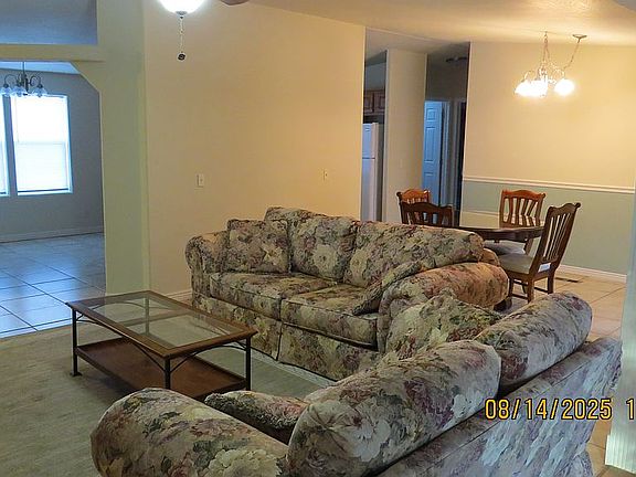 Living room/dining room