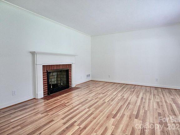 4th image of 315 Dogwood Dr
