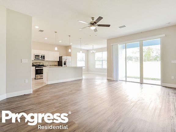 3rd image of 11 Eleven Oaks Cir