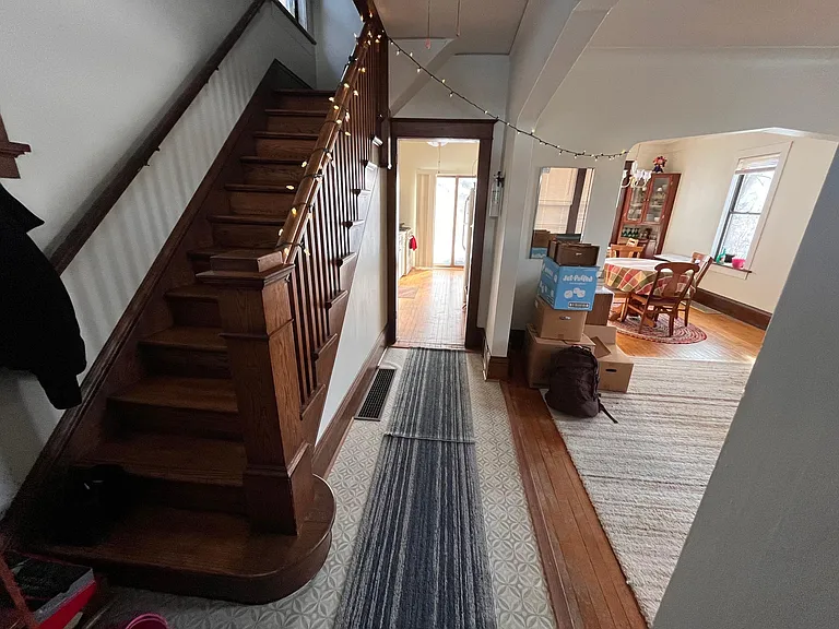 814 E 9th St — Photo 3