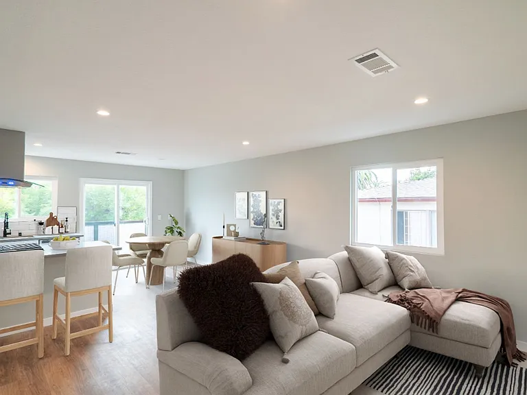 5847 Willoughby Ave — Photo 9