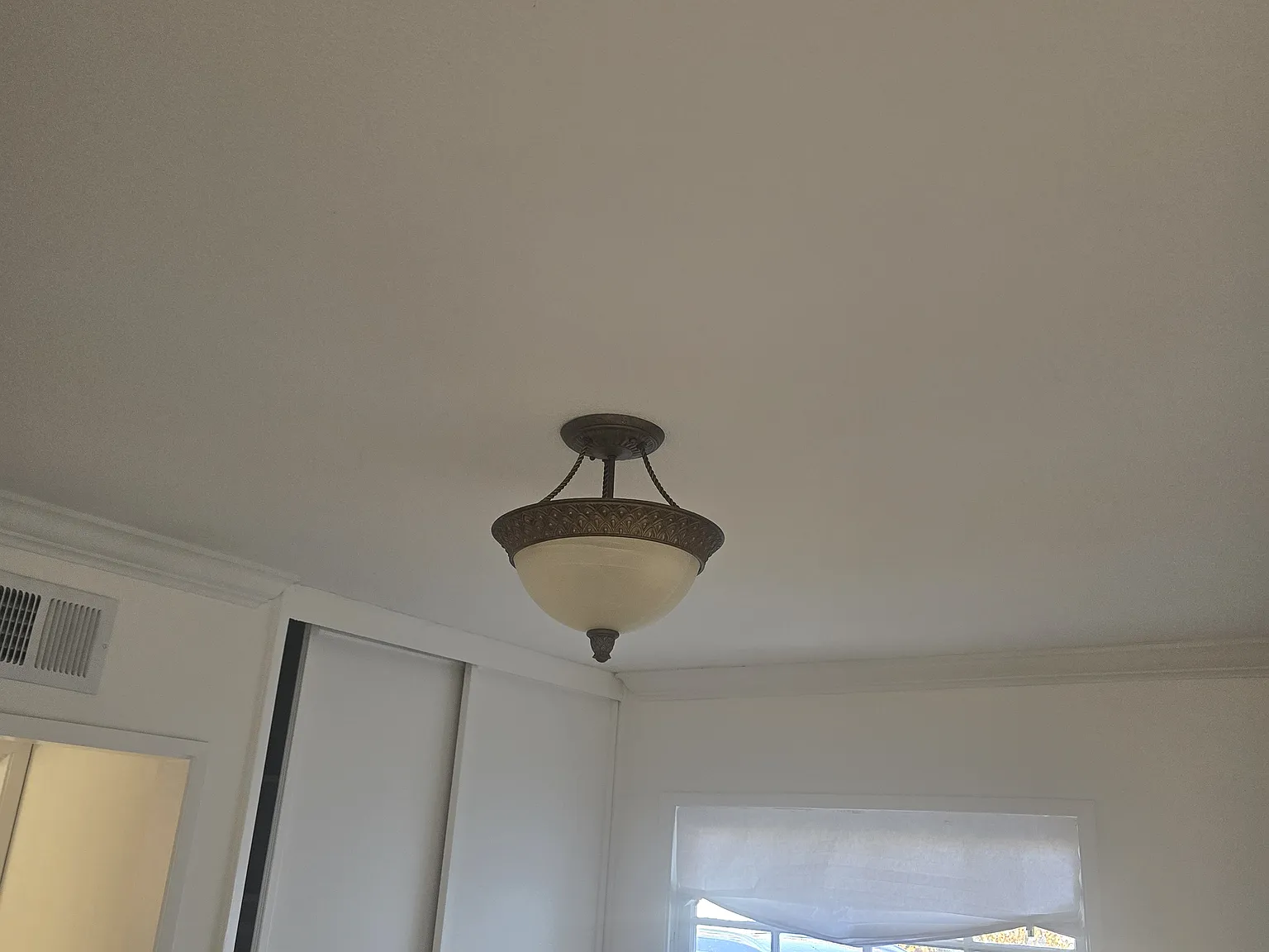 4 bed, 1279 sqft, $4,600 — Photo 1
