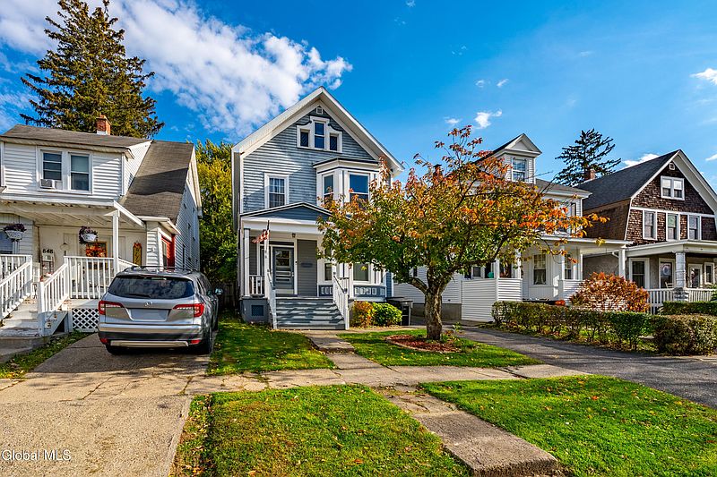2nd image of 846 7th Avenue