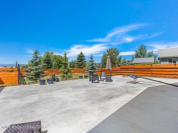 4th image of 1185 Hardman Rd