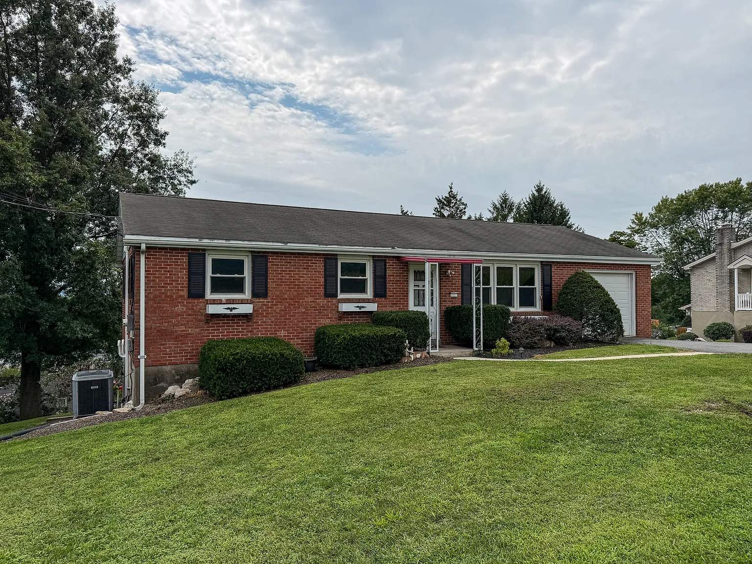 3 bed, 1.5 bath, 1120 sqft, $1,695 — Photo 2