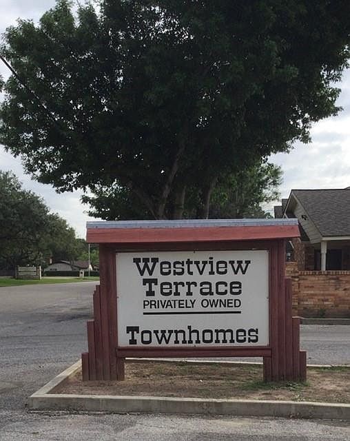 Welcome to Westview Terrace Townhomes complex. Conveniently located to Selman Elementry, Sealy Jr. High and high school.