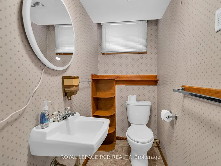 126 Nelson St W #A — Photo 17