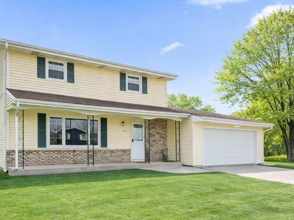 947 Iroquois Dr, Crown Point, IN 46307