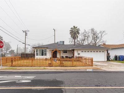 1904 N Burl Dr, Hanford, CA, 93230