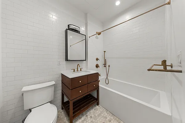 Rented by PREMIUM US INC | media 45