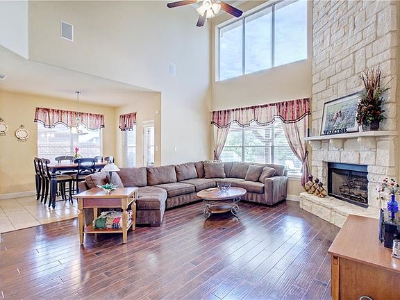 3rd image of 4513 Woodcrest Ln