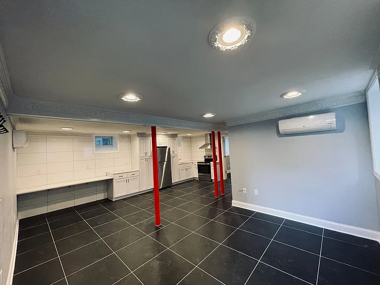 264 Lombard — Photo 17