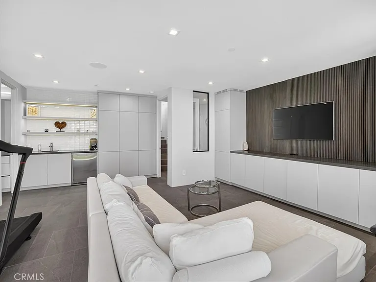 703 N Lucia Ave — Photo 2