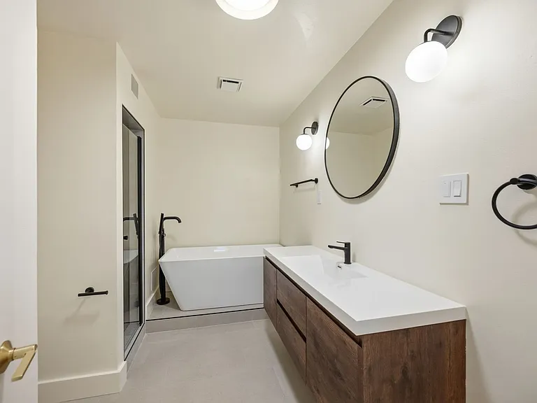1310 Jones Street — Photo 68