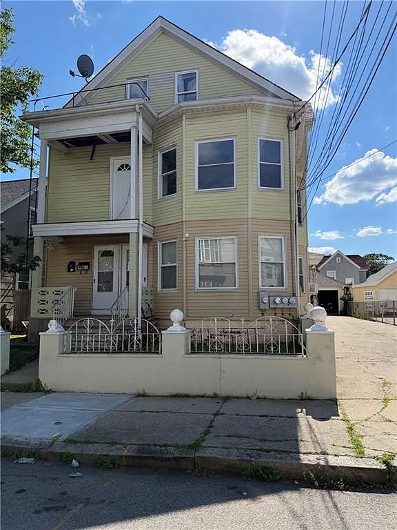 2 bed, 1.0 bath, 1160 sqft, $1,800 — Photo 1