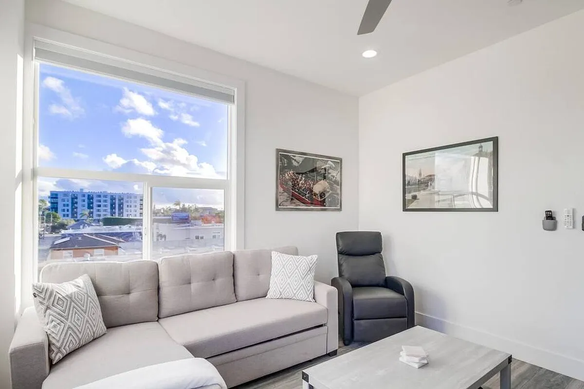 Living room with sleeping sofa - 4505 Park Blvd #304