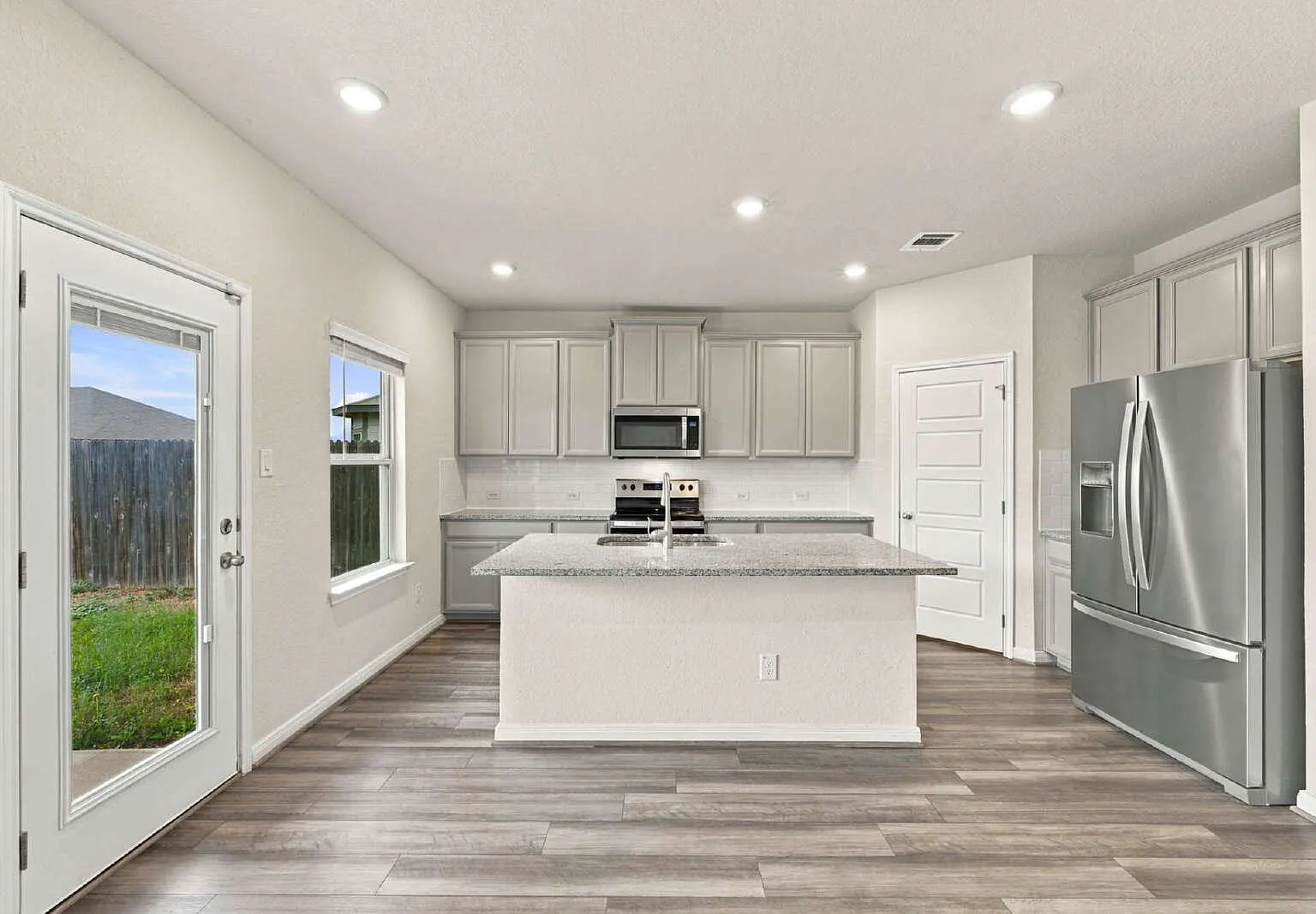 4 bed, 2.5 bath, 2304 sqft, $2,300 — Photo 2