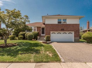 56 Stuart Dr, Syosset, NY 11791