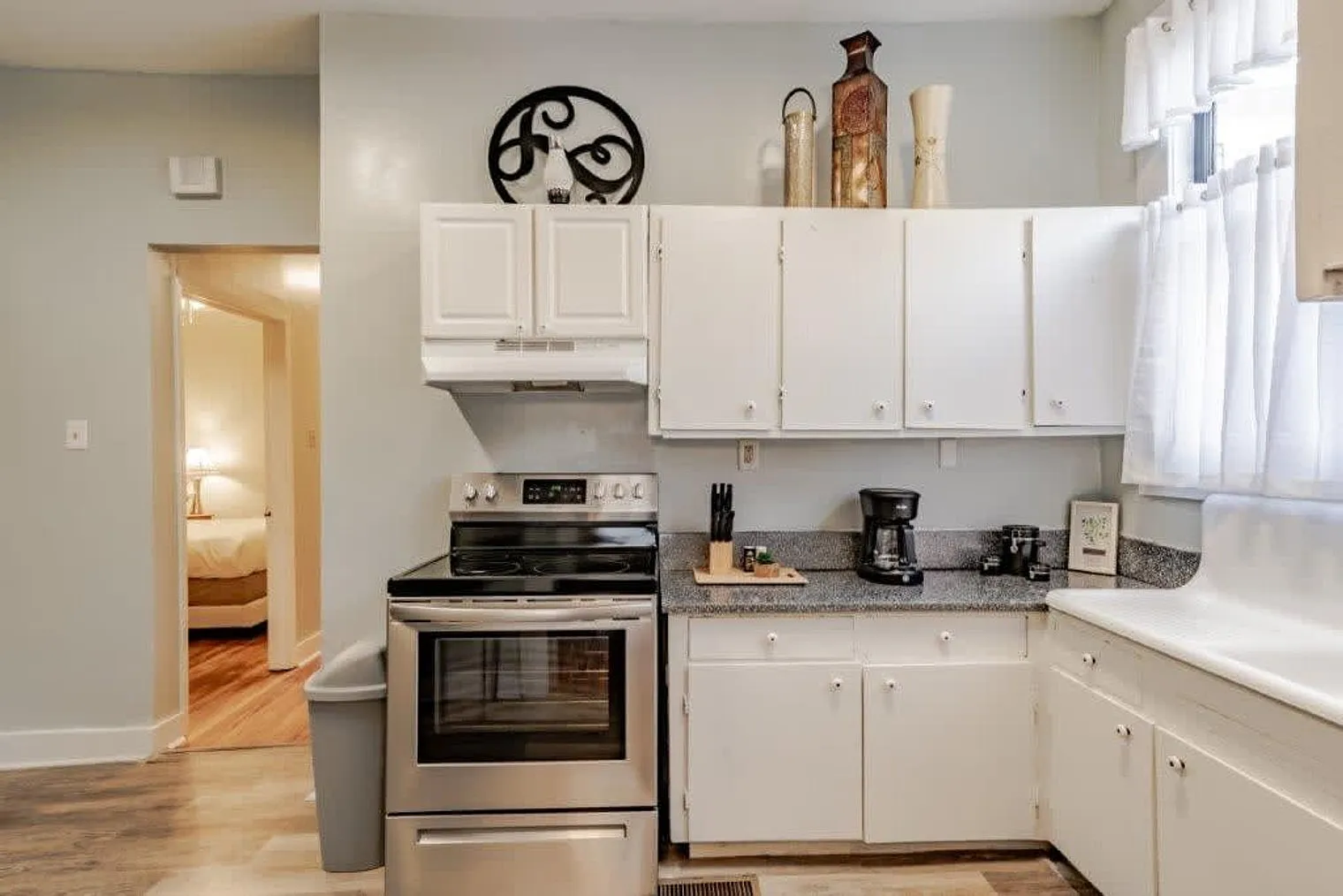 3 bed, 1.0 bath, 1689 sqft, $3,007 — Photo 4
