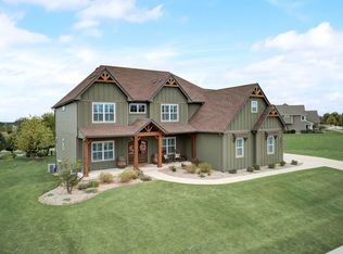 1076 Redbud Ln, Sugar Grove, IL 60554