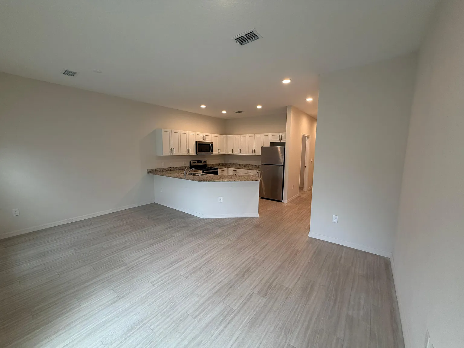 2124 Penny Ln — Photo 2