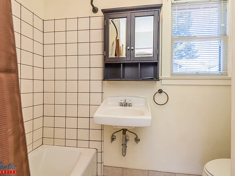 428 University Ave — Photo 10