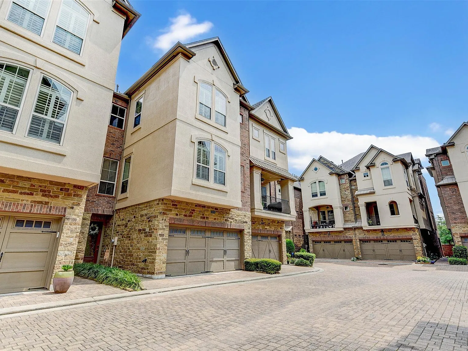 3 bed, 2.5 bath, 3314 sqft, $3,699 — Photo 3