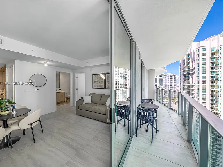 77 SE 5th St #3305 — Photo 17