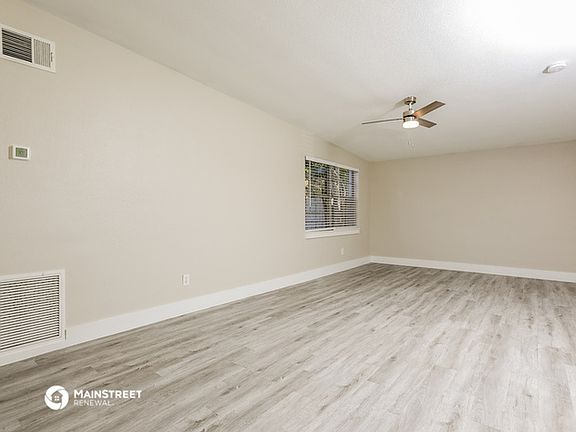 4th image of 909 Crestwood Ln