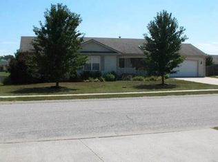 714 Myers Dr, Tonganoxie, KS 66086
