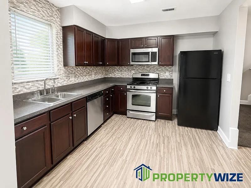 3 bed, 2.0 bath, 1485 sqft, $1,825 — Photo 3