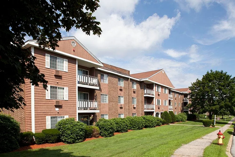 2 bed, 1.0 bath, $2,060 — Photo 2