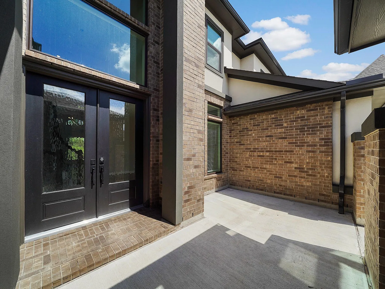 4 bed, 4.5 bath, 3237 sqft, $5,000 — Photo 3