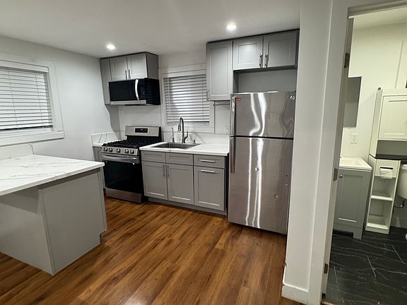 3rd image of 20362 Wyandotte St