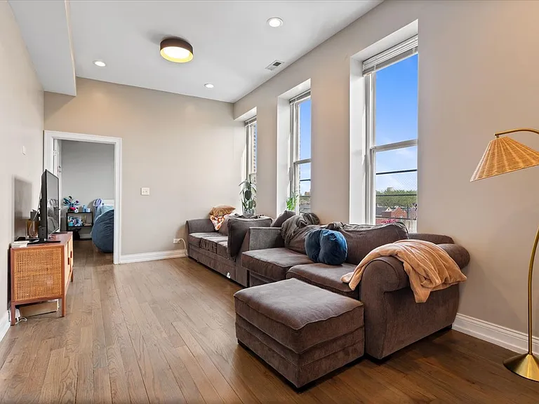 1946 S Racine Ave #4R — Photo 5