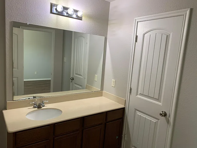 328 Carlyle St — Photo 16