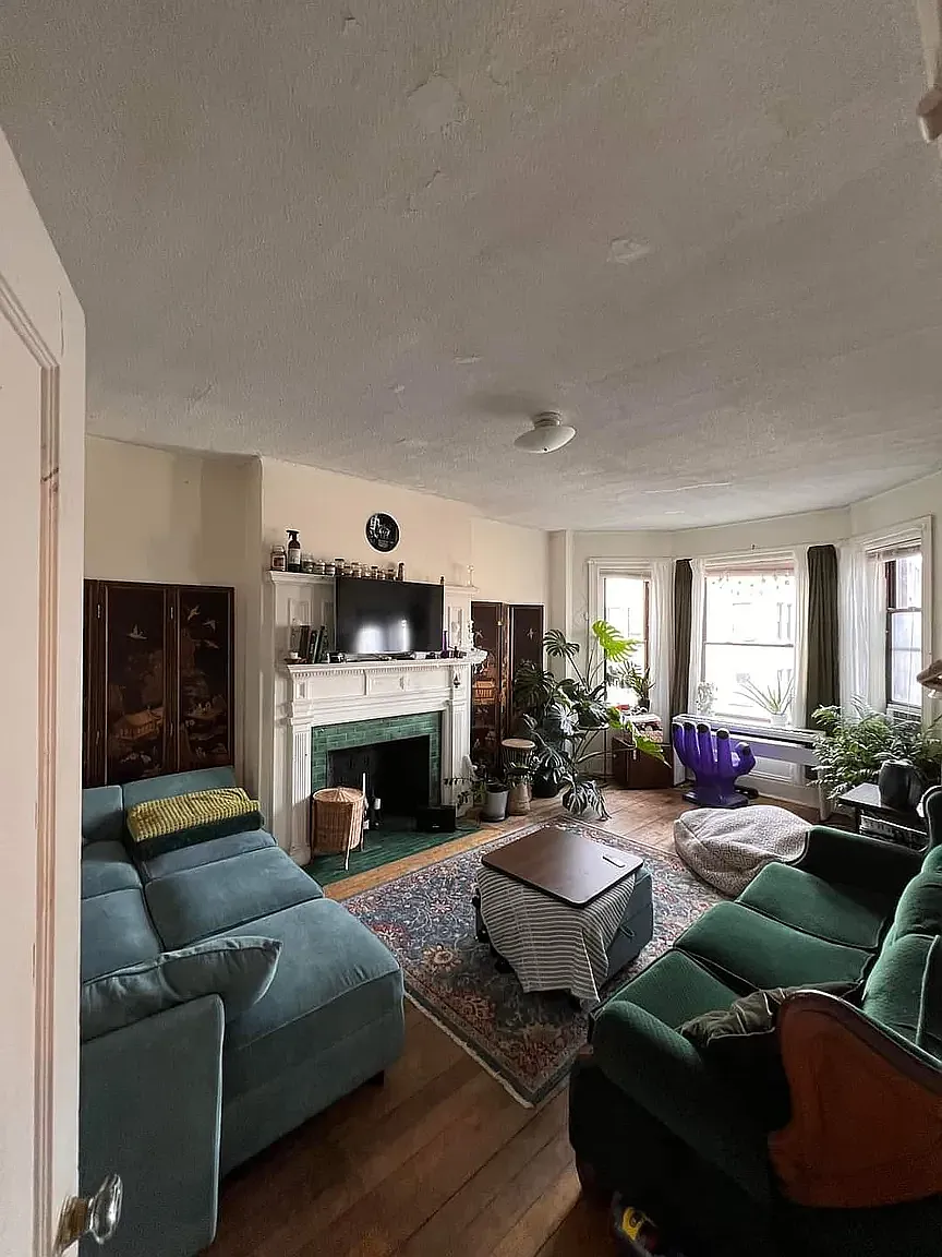 4 bed, $3,300 — Photo 1